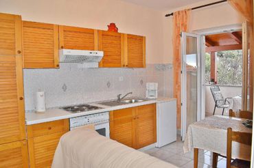 fully equipped kitchen, dining room, LCD TV with satellite programs